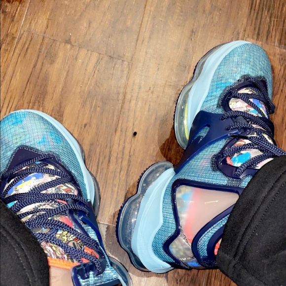 Nike LeBron XIX only tried once size is small for me brand new condition - Picture 2 of 2